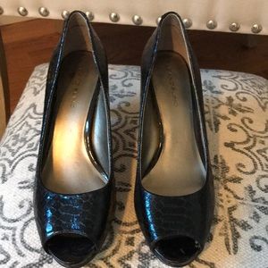Black patent leather open toe pumps